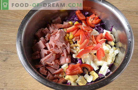 Raudonos kopūstų salotos - ryškios, skanios, vitamino! Kaip greitai paruošti raudonųjų kopūstų salotos su pipirais, kukurūzais, dešra ir kiaušiniais