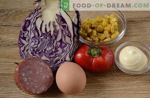 Raudonos kopūstų salotos - ryškios, skanios, vitamino! Kaip greitai paruošti raudonųjų kopūstų salotos su pipirais, kukurūzais, dešra ir kiaušiniais