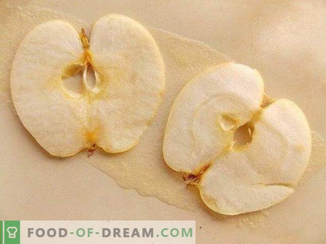 „Apple“ sriubos desertas su obuolių traškučiais