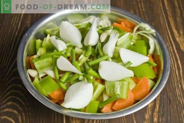 Salade van ingemaakte groenten voor de winter