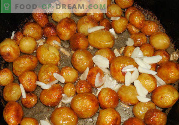 Kaip pakepinti bulves keptuvėje su auksiniu pluta, svogūnais, mėsa, grybais