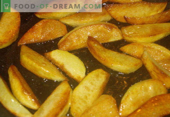 Kaip pakepinti bulves keptuvėje su auksiniu pluta, svogūnais, mėsa, grybais