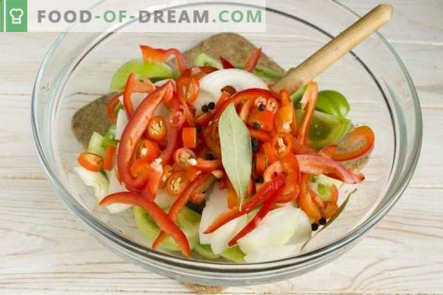 Žalių pomidorų salotos su svogūnais ir pipirais žiemai