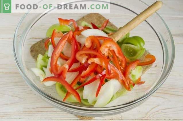 Žalių pomidorų salotos su svogūnais ir pipirais žiemai