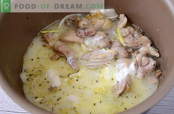 Gestoofde kip met champignons: kook geurige dijen voor de vakantie en elke dag. Het foto-recept van de auteur stap voor stap voor het koken van kip met champignons in zure room