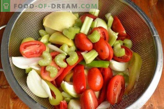 Žaliosios paprikos obuolių ir pomidorų užpilduose