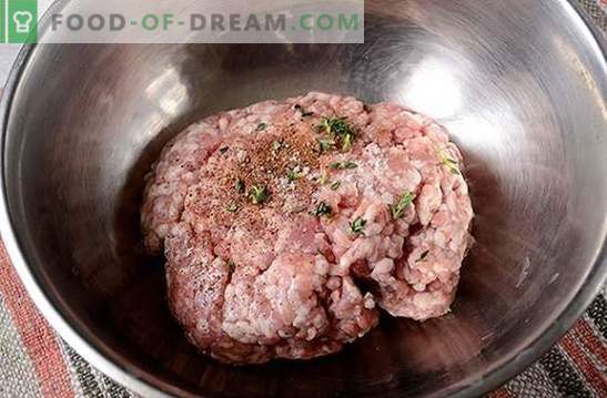 Mėsos gabalai: švelnus, sultingas, traškus pluta. Autoriaus žingsnis po žingsnio paruošto maltos mėsos pjaustymo receptas, kepta keptuvėje su rupiniais
