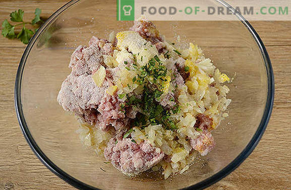 Mėsos kamuoliukai keptuvėje: mėsos rutuliukai makaronams, grūdams, daržovėms ir bulvių koše. Pusiau valandos