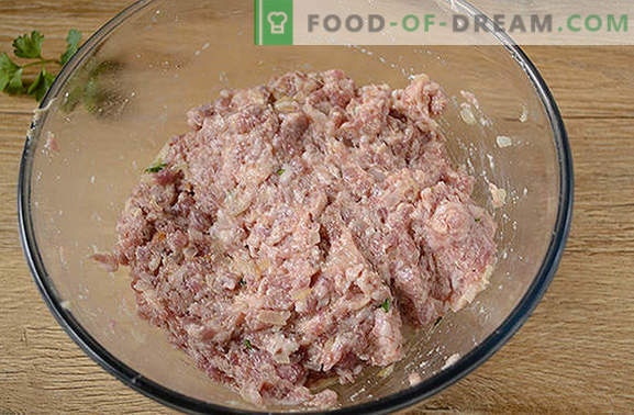 Mėsos kamuoliukai keptuvėje: mėsos rutuliukai makaronams, grūdams, daržovėms ir bulvių koše. Pusiau valandos