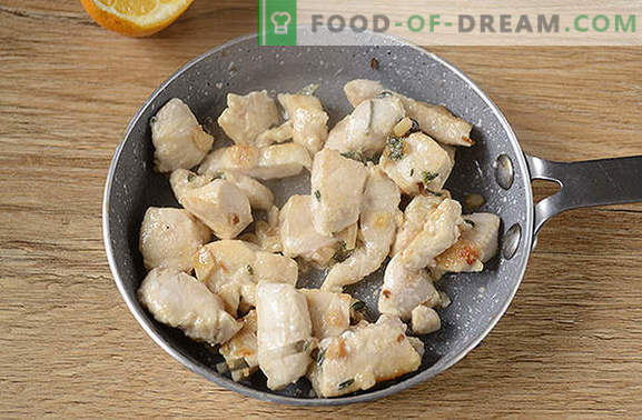 Filete de pollo con tomillo: ¡sorpréndete con el nuevo sabor del producto habitual! Foto-receta del autor de filete de pollo con tomillo, ajo y limón en una cacerola