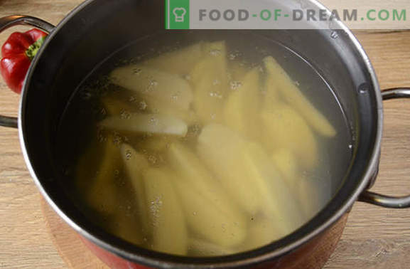 Kyckling bakad med potatis: ett steg för steg fotrecept. Vi baka en kyckling med potatis, peppar och svamp - ett minimum av ansträngning, ett gott resultat!
