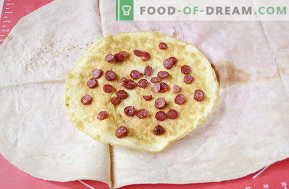 Omletas su dešrelėmis ir pomidorais pita duonoje - skanesnis už shawarma