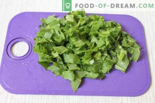 Sopa verde de legumes jovens - prato de verão para todos os dias