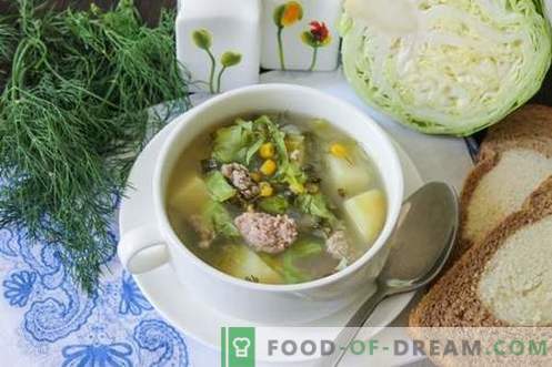 Žalioji sriuba, pagaminta iš jaunų daržovių - vasaros patiekalas kiekvieną dieną