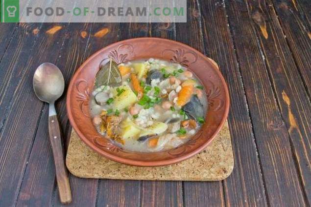 Супа од печурки со грав и компири