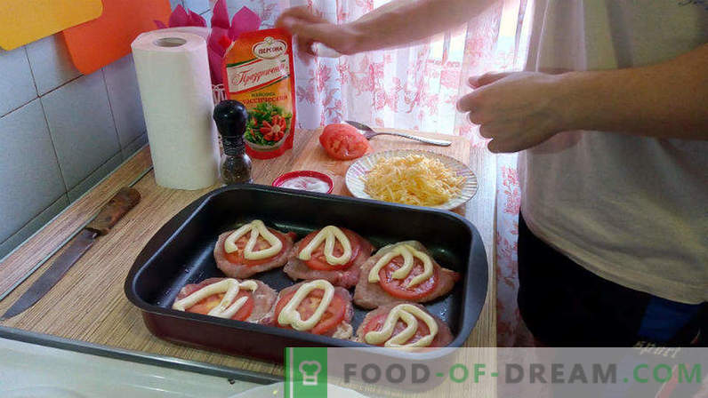 Kiauliena krosnyje su pomidorais ir sūriu, kiaulienos eskalopa orkaitėje