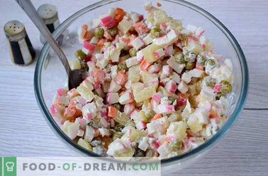 Salāti ar krabju nūjiņām un zaļajiem zirņiem: universāla recepte brīvdienām un darba dienās. Pakāpeniska recepte salātu gatavošanai ar krabju nūjiņām un zirņiem (foto)