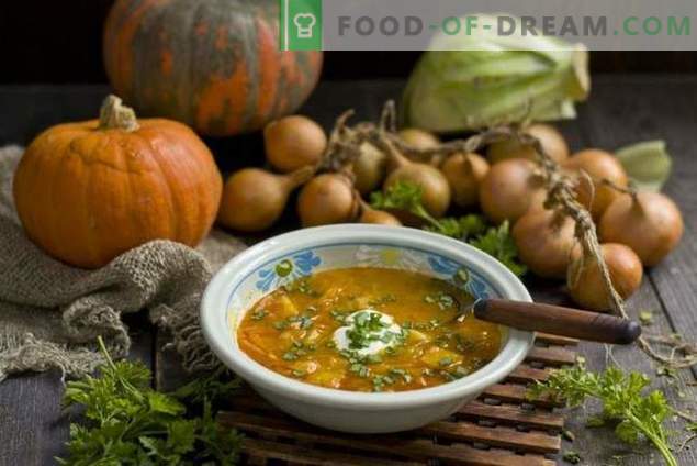Deliciosa sopa vegetariana con calabaza para los días de ayuno