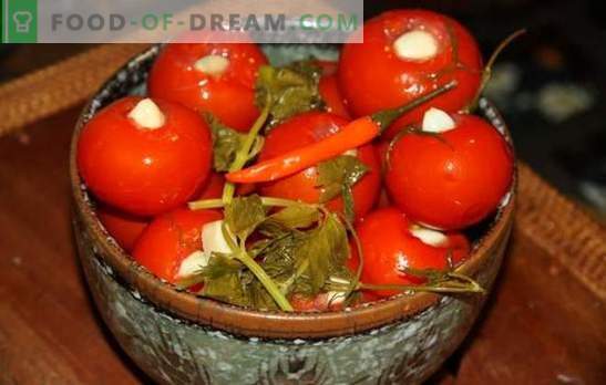 Marinēti tomāti ar ķiplokiem - mīļākie uzkodas! Receptes marinēti tomāti ar ķiplokiem: neaizmirstama garša