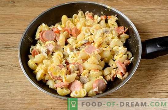 Makaronai su kiaušiniu, dešra ir grybais: greitas pusryčių ar vakarienės problemos sprendimas. Foto receptas: kepimo makaronai su grybais ir dešrelėmis po žingsnio