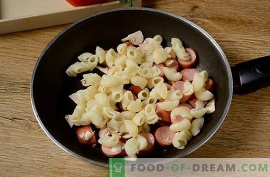 Makaronai su kiaušiniu, dešra ir grybais: greitas pusryčių ar vakarienės problemos sprendimas. Foto receptas: kepimo makaronai su grybais ir dešrelėmis po žingsnio
